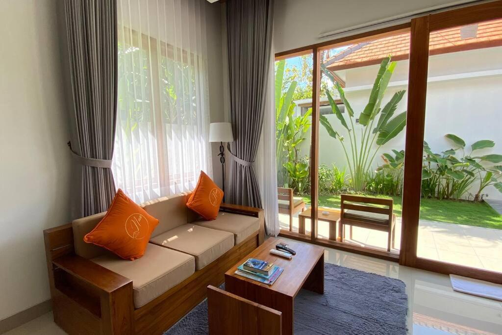 Nau Nusa Villa Batununggul Exteriör bild